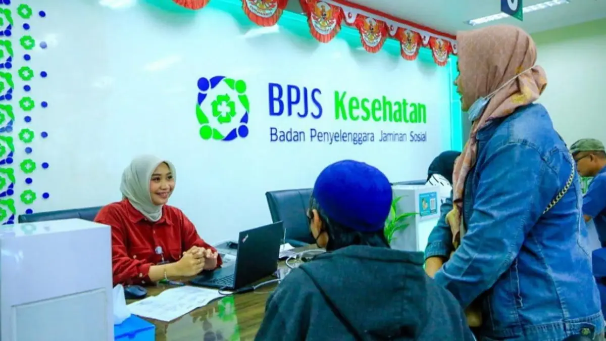 ADMINISTRASI : Salah satu masyarakat yang membayar iuran BPJS kesehatan. 