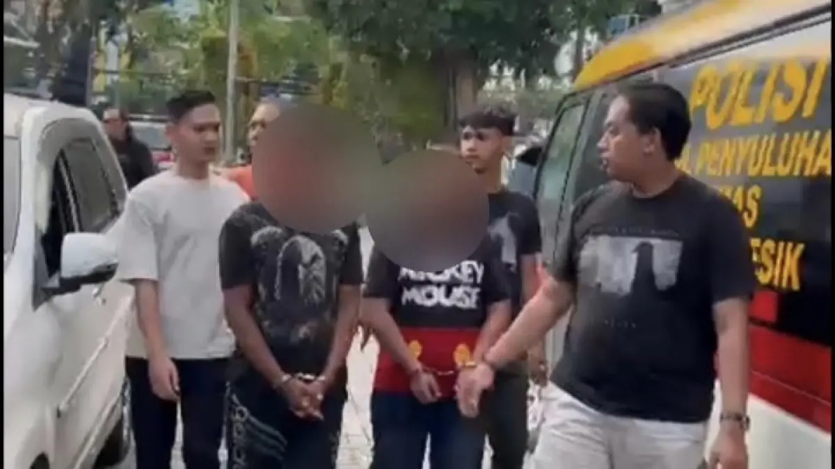 Diamankan : Tersangka AS dan SNK saat diamankan anggota Resmob Polres Gresik di Mapolres Gresik. (Ist/Radar Gresik) 