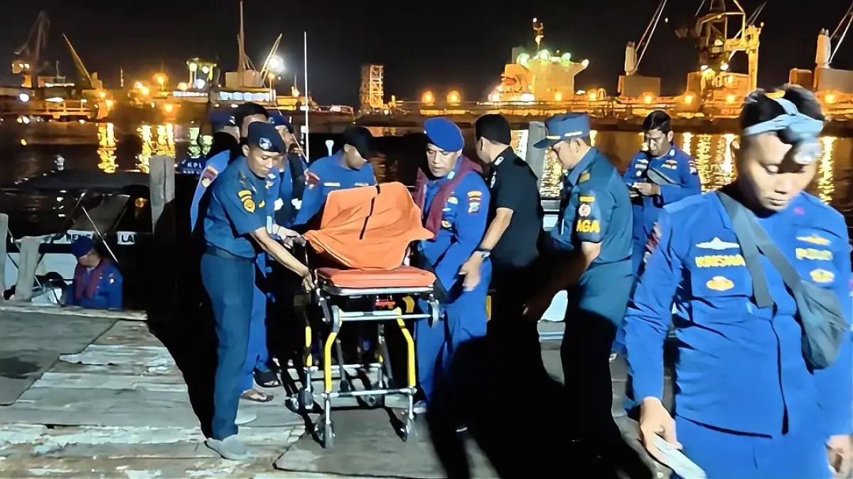 Evakusi : Anggota Satpolairud Polres Gresik saat melakukan korban perahu tenggelam diperiran Gresik untuk di bawa ke RSUD Ibnusina Gresik. (Ist/Radar Gresik) 
