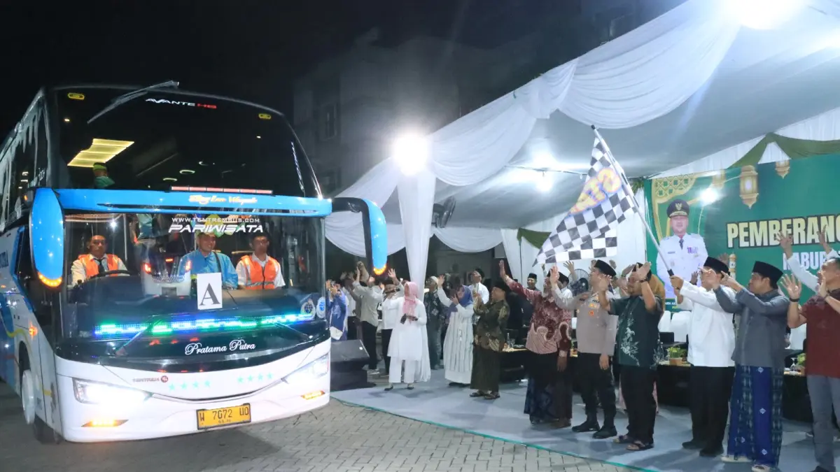 Ibadah : Suasana haru pelepasan haji Gresik, Gus Yani titip jamaah muda jaga yang lansia. (Ist/Radar Gresik) 