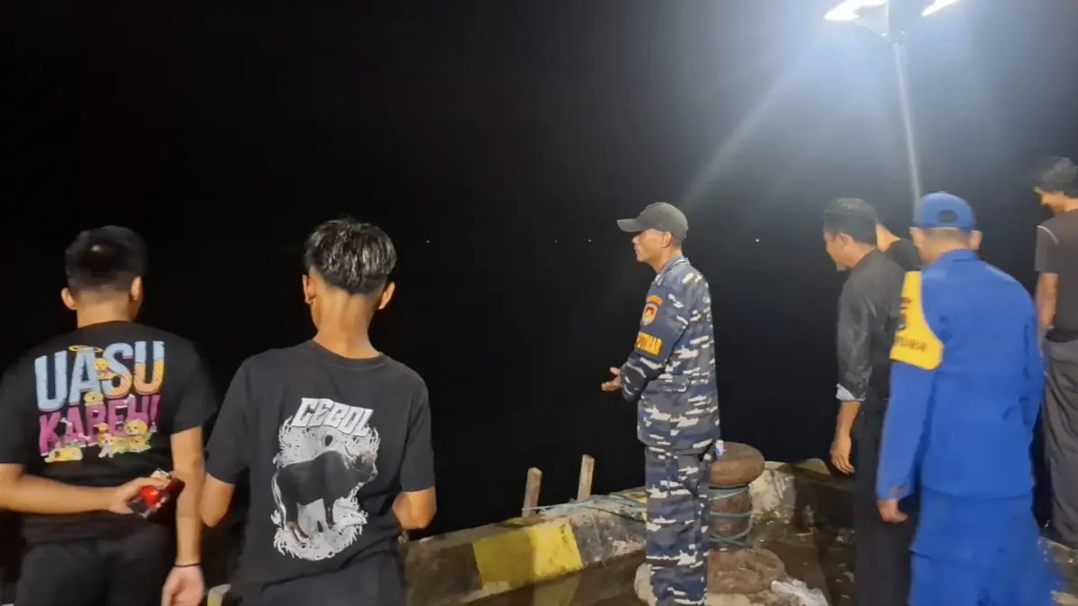 PENCARIAN : Petugas gabungan dari Polsek, Polair, Kamladu, Syahbandar, serta Dinas Perhubungan Jawa Timur bersama tokoh masyarakat setempat saat melakukan pencarian korba di duga tenggelam hilang di Dermaga Bawean Gresik. (Ist/Radar Gresik) 