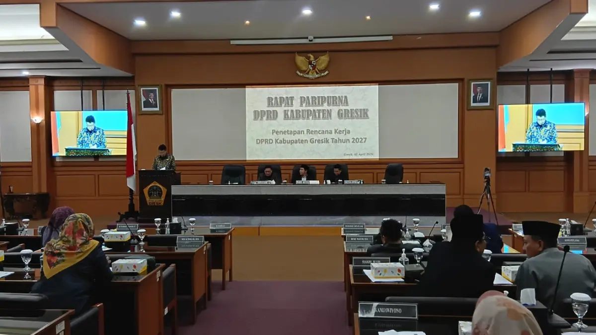 Serius : Sekretaris DPRD Kabupaten Gresik, Mokh. Najikh saat membacakan rencana kerja DPRD Tahun 2027 di rapat Paripurna DPRD Gresik. (Fajar/Radar Gresik) 