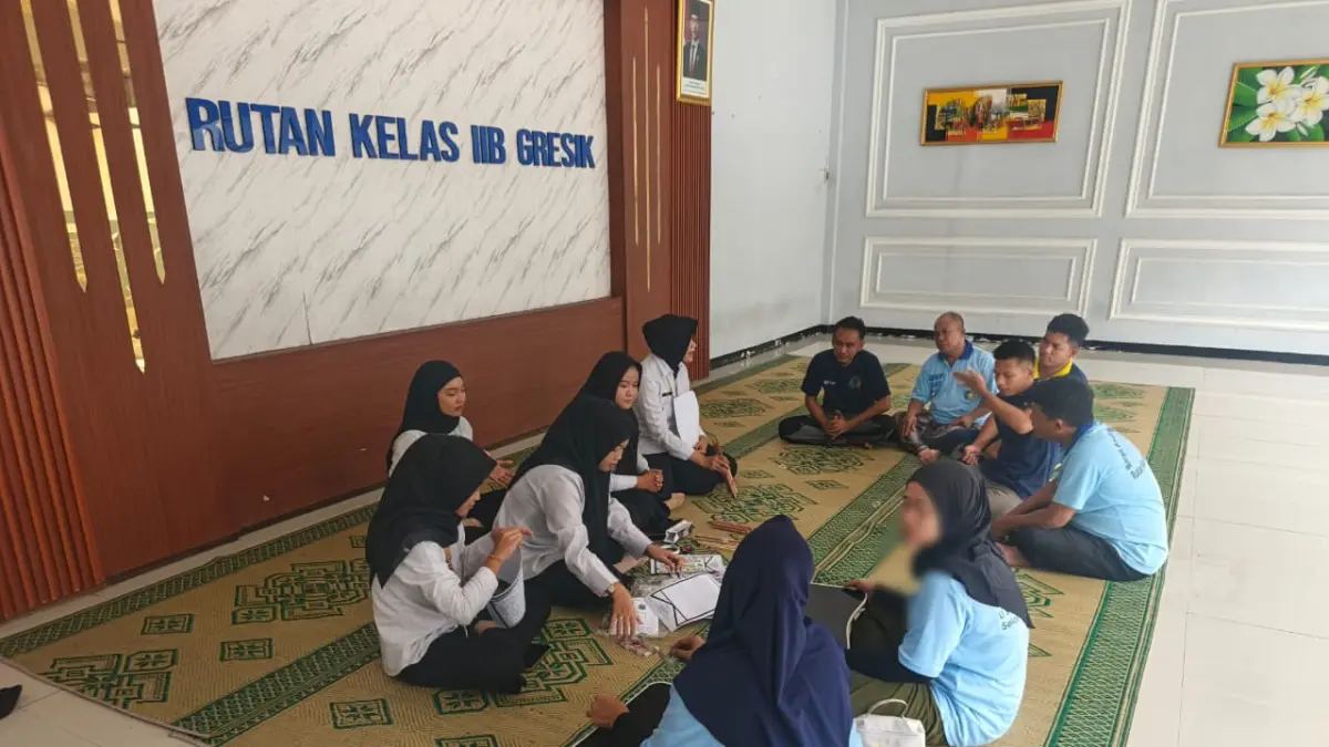 TERAMPIL : Petugas saat mendampingi warga binaan membuat kerajinan tangan Damar kurung di aula kantor Rutan Kelas IIB Gresik. (Yudhi/Radar Gresik) 