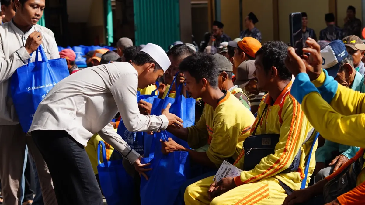 Aksi Sosial : Siswa SMK PGRI 1Gresik menyerahkan bantuan secara langsung kepada petugas kebersihan. (Riri/Radar Gresik) 