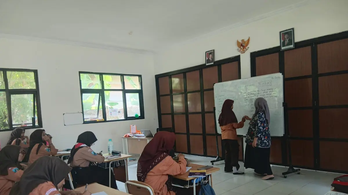 Belajar : Para siswa sekolah rakyat (SR) proses pembelajaran. (Fajar/Radar Gresik) 