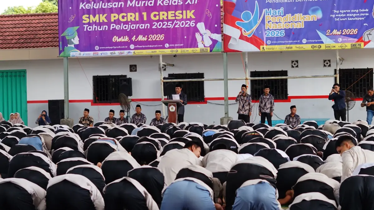 Bersyukur : Ratusan siswa SMK PGRI 1 Gresik melaksanakan sujud syukur sebagai ungkapan rasa bahagia atas kelulusan. (Riri/Radar Gresik) 