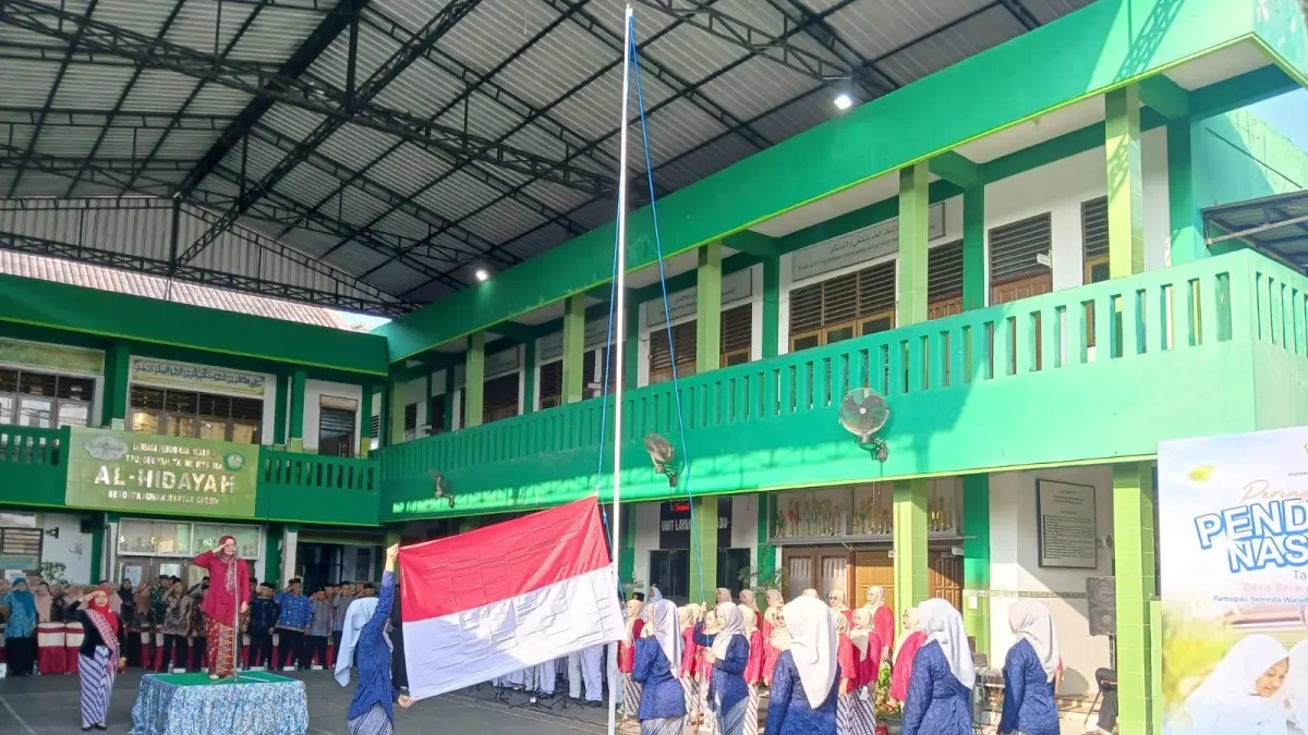Hebat : Para perempuan di Manyar saat menjadi petugas upacara peringatan Hardiknas 2026. (Fajar/Radar Gresik) 