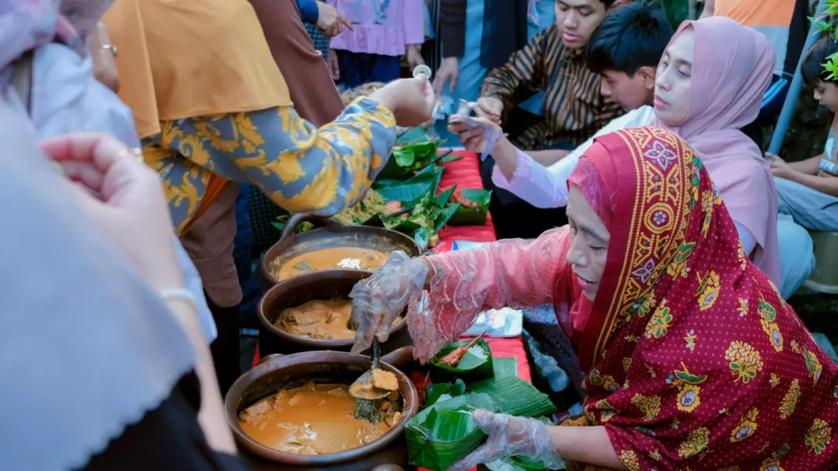 Khas : Merasakan kembali denyut nadi Gresik tempo dulu di Pasar Panganan Giri Biyen. (Ist/Radar Gresik) 