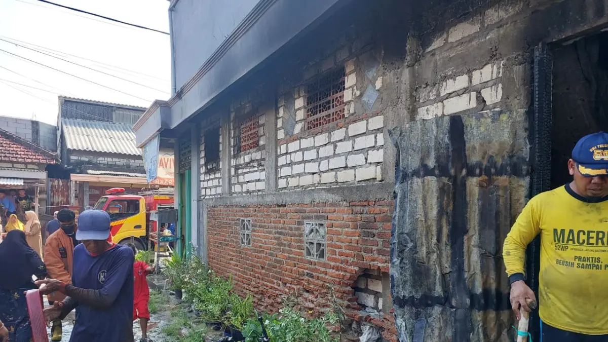 Pembasahan : Petugas Damkar Gresik saat melakukan penyemprotan sebuah rumah toko (ruko) di Dusun Gedangkulud, Desa Gedangkulud, Kecamatan Cerme, Gresik. (Ist/Radar Gresik) 