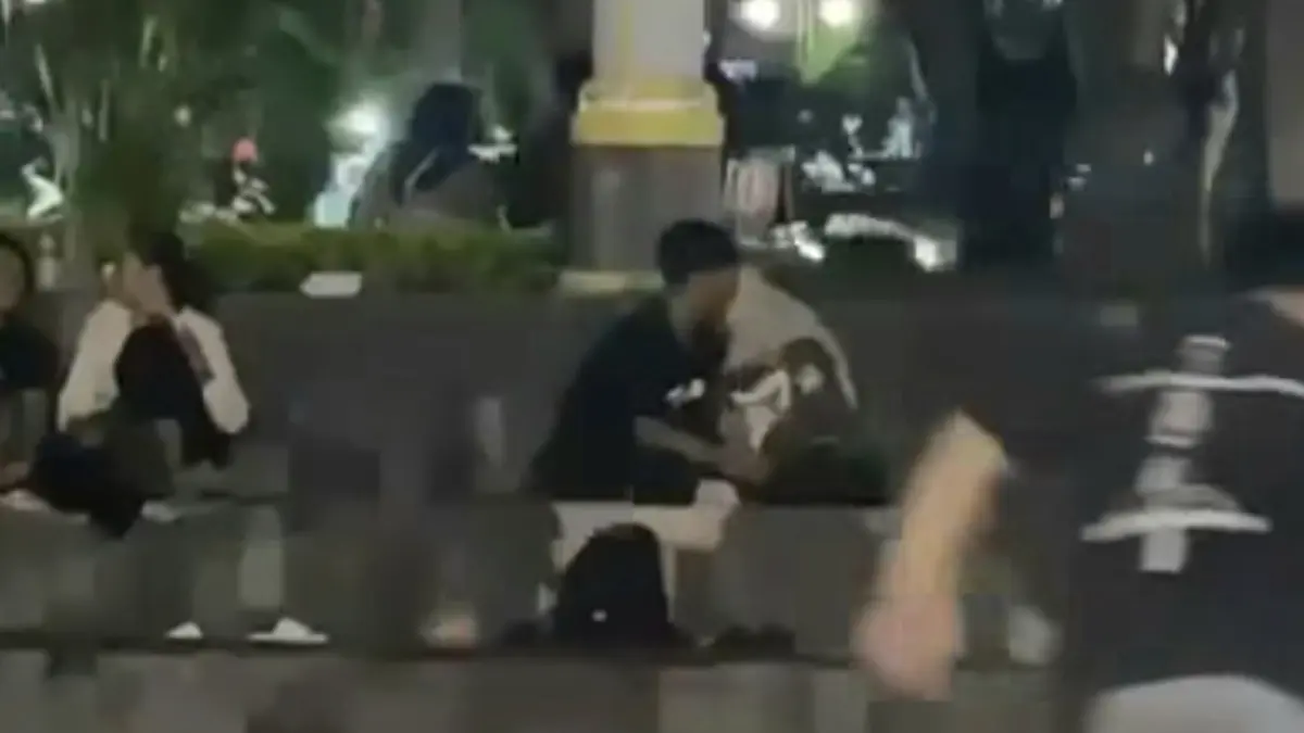Viral : Aksi dua remaja yang diduga melakukan tindakan asusila di taman GKB viral di media sosial.