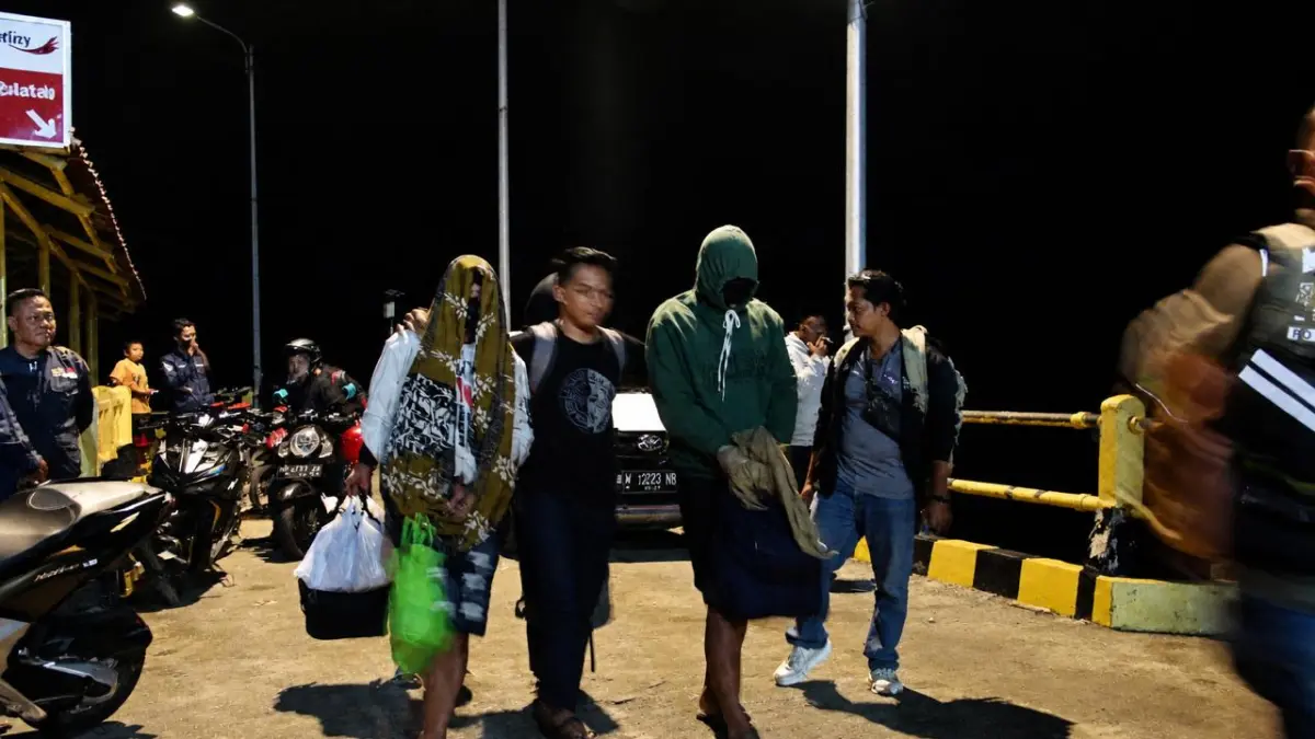 DILAYAR: Jajaran Polsek Tambak saat melimpahkan tiga tersangka terduga kasus narkoba ke Satreskoba Polres Gresik menggunakan kapal di Pelabuhan Bawean. (Ist/Radar Gresik) 