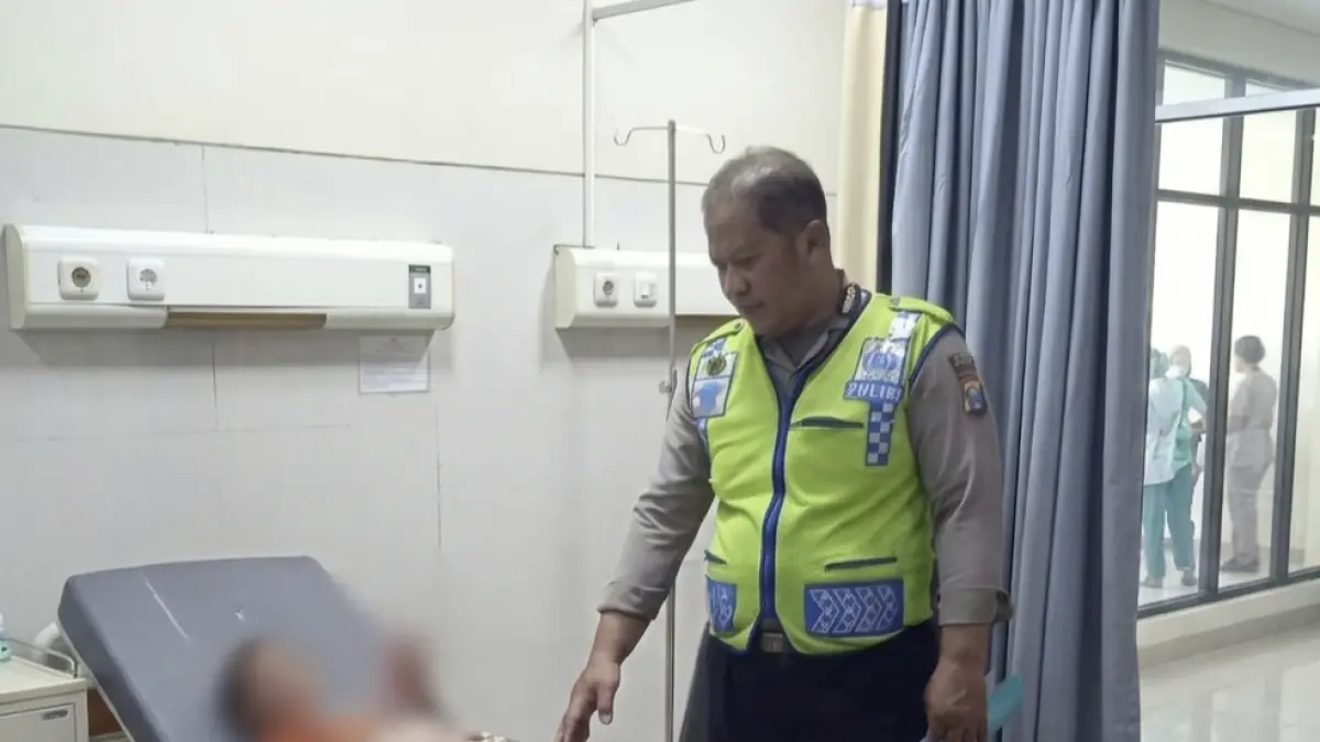 Dirawat: Anggota Polsek Bungah saat membantu proses evakuasi korban kecelakaan di Jalan Raya Abar-Abir, Kecamatan Bungah, Gresik, untuk segera mendapatkan perawatan medis di rumah sakit. (Ist/Radar Gresik) 