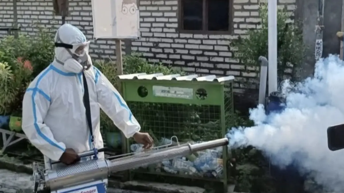 Fogging: Tim Dinkes Gresik saat melakukan pengasapan di salah satu titik di Kecamatan Bungah sebagai upaya menekan populasi nyamuk penular virus. (Ist/Radar Gresik) 