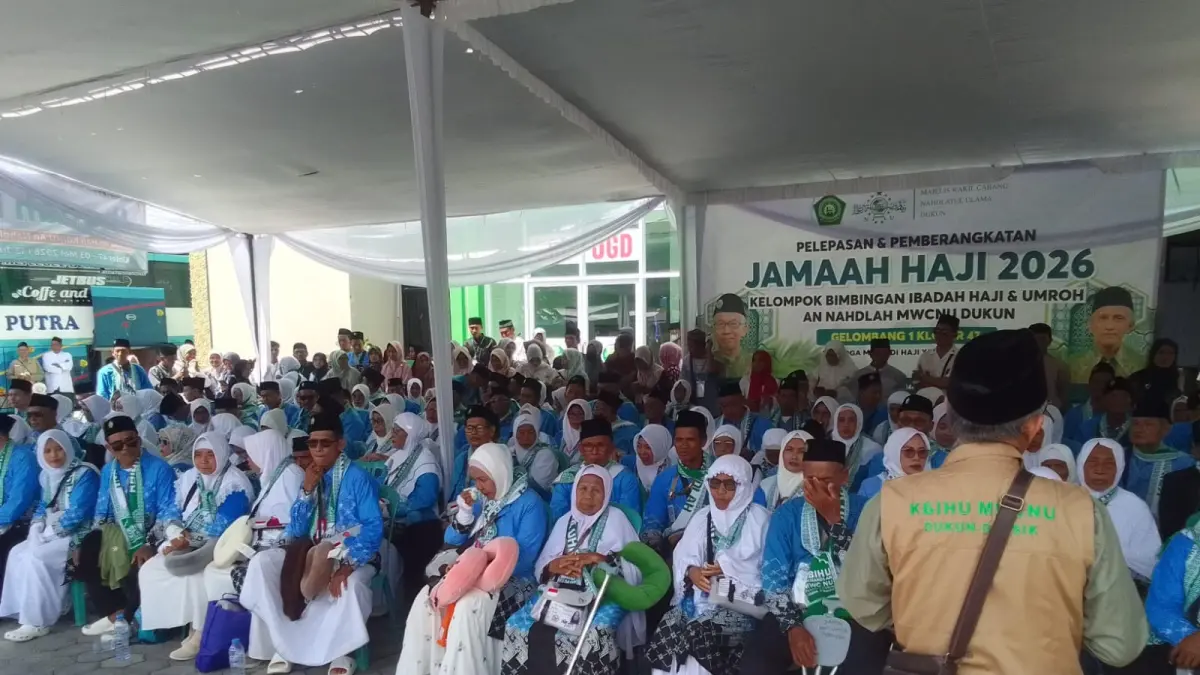Jamaah: Ribuan pengantar memadati lokasi pemberangkatan 132 calon jamaah haji (CJH) yang dilepas dari halaman Kantor MWCNU Dukun, kemarin. (Ist/Radar Gresik) 