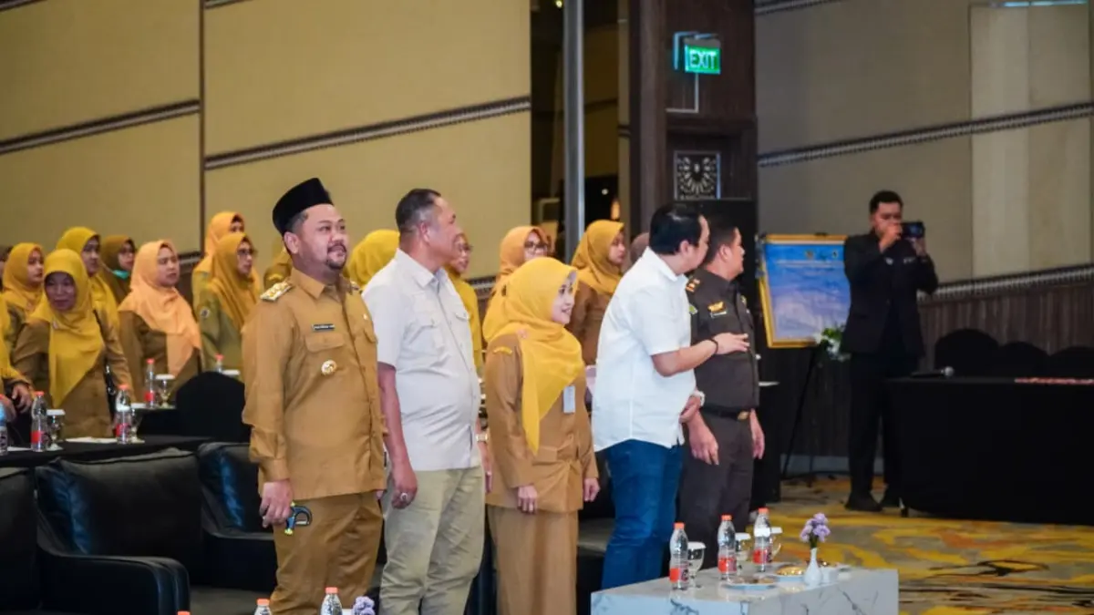 Komitmen : Bupati Gresik Fandi Akhmad Yani saat menghadiri Bimtek Pengadaan Barang & Jasa (PBJ) BLUD di Gresik, Selasa (5/5). (Ist/Radar Gresik) 