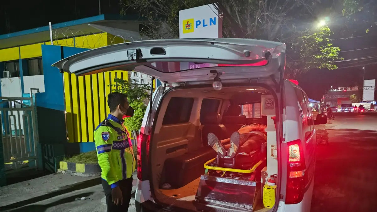 Laka Maut : Anggota Polisi saat melakukan evakuasi korban dan olah TKP kecelakaan maut di Jalan Mayjend Sungkono, Kecamatan Kebomas, Gresik. (Ist/Radar Gresik) 