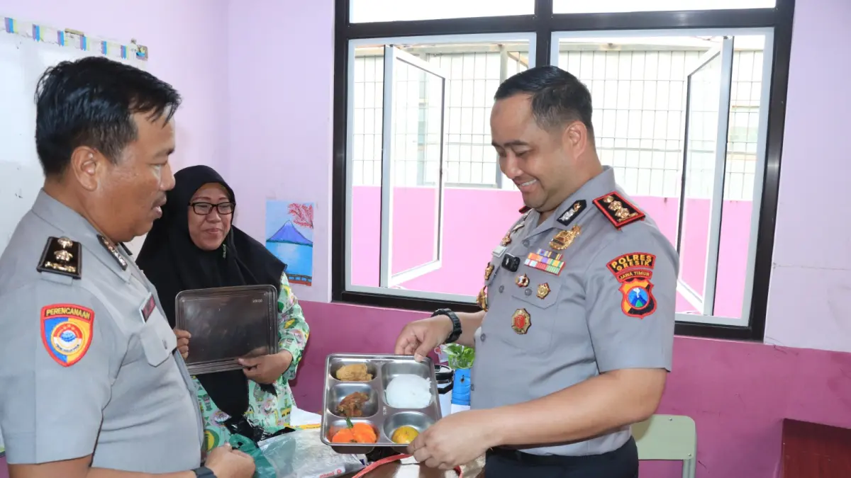 Meninjau: Kapolres Gresik AKBP Ramadhan Nasution saat memantau pelaksanaan program Makan Bergizi Gratis (MBG) di SLB Kemala Bhayangkari 2, Kecamatan Kebomas, Gresik, Selasa (5/5). (Yudhi/Radar Gresik) 