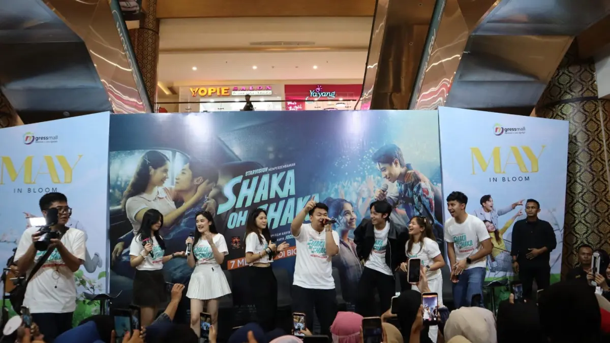 Meriah : Bioskop XXI Gressmall mendadak riuh saat kehadiran Keisha Alvaro bersama para cast film Shaka oh Shaka. (Fajar/Radar Gresik) 