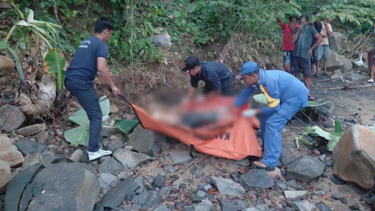 Proses : Petugas gabungan dibantu nelayan dan warga saat mengevakuasi korban di tepi Pantai Kenamar, Dusun Tanjunganyar, Desa Lebak, Kecamatan Sangkapura, Gresik. (Ist/Radar Gresik) 