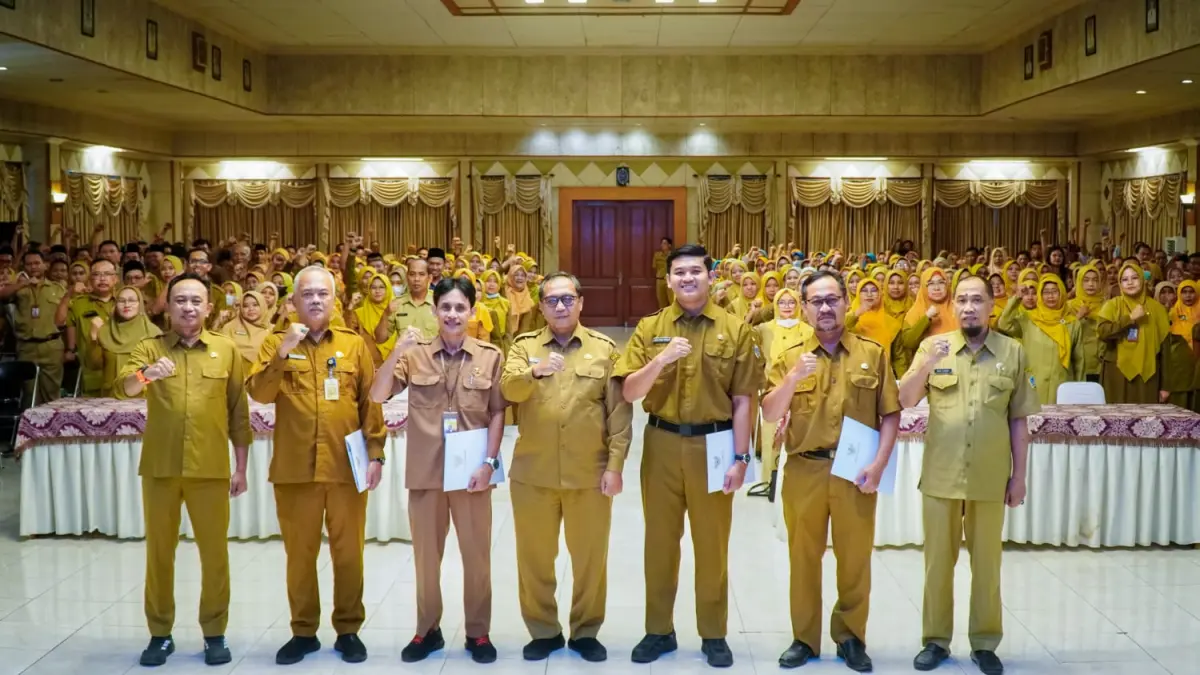 Serah Terima : Sekretaris Daerah Kabupaten Gresik, Achmad Washil Miftahul Rachman, menyerahkan SK Pensiun kepada 36 PNS yang memasuki masa purna tugas. (Ist/Radar Gresik) 