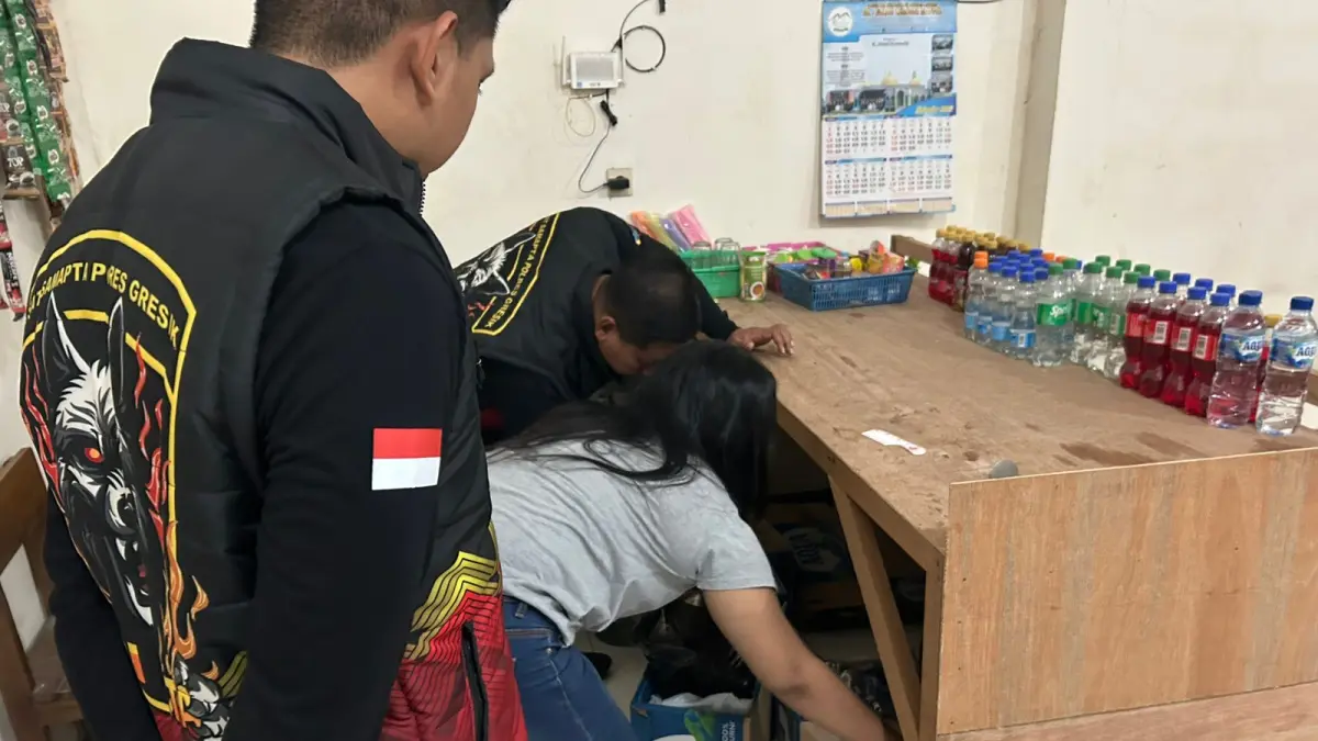 Digrebek: Anggota Unit Turjawali Sat Samapta Polres Gresik saat melakukan penggrebekan dan mengamankan sejumlah miras serta penjual miras di warung remang-remang Desa Lowayu. (Ist/Radar Gresik) 