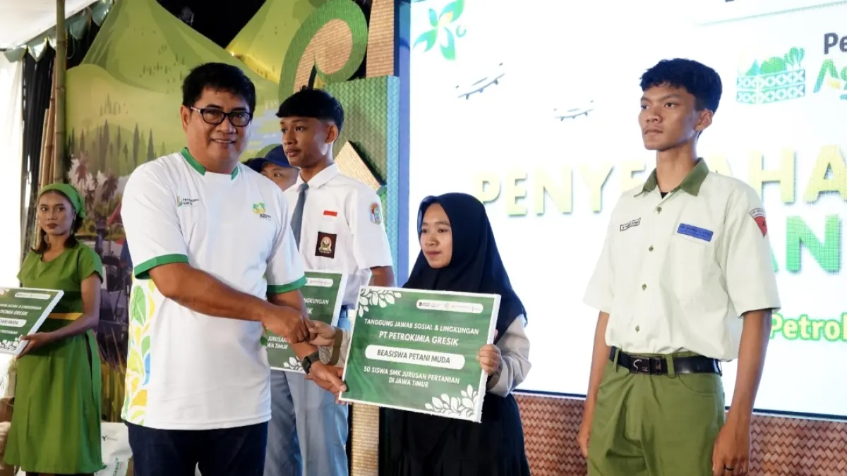 Direktur Utama Petrokimia Gresik, Daconi Khotob (kiri), menyerahkan secara simbolis Beasiswa Petani Muda Tahun 2025 kepada siswa-siswi SMK pertanian di Jawa Timur. (Ist/Radar Gresik) 