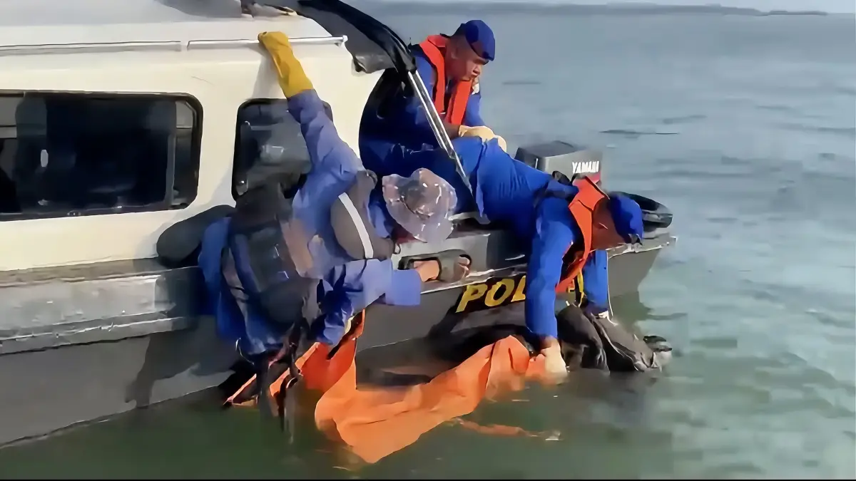 Korban Terakhir : Tim gabungan saat melakukan evakuasi jenazah korban perahu tenggelam yang ditemukan di perairan Sembilangan, Gresik.