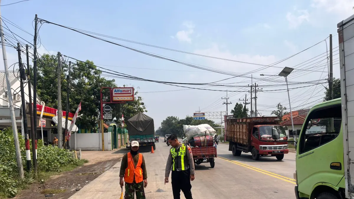Olah TKP: Anggota Unit Laka Satlantas Polres Gresik saat melakukan olah TKP kecelakaan di Jalan Raya Desa Samirplapan, Kecamatan Duduksampeyan. (Yudhi/Radar Gresik) 