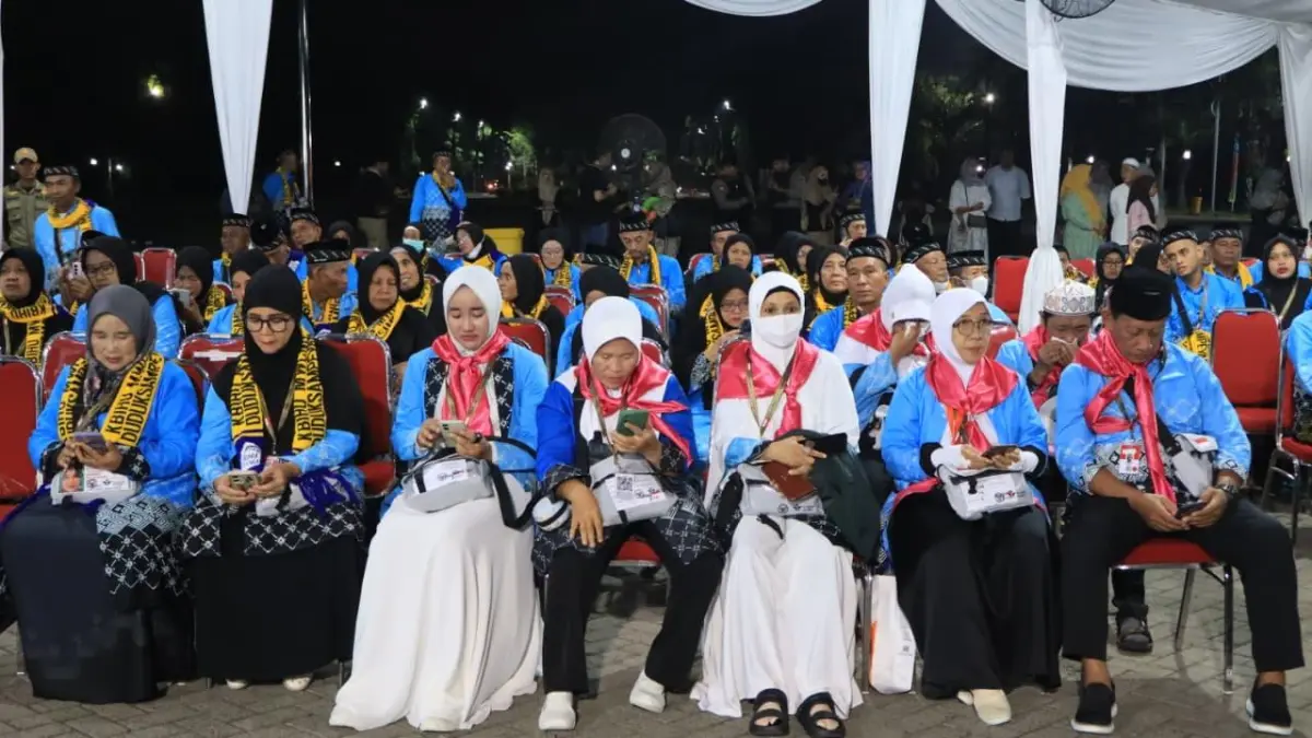 PELEPASAN: Bupati Gresik Fandi Akhmad Yani saat melepas keberangkatan calon jamaah haji asal Gresik.