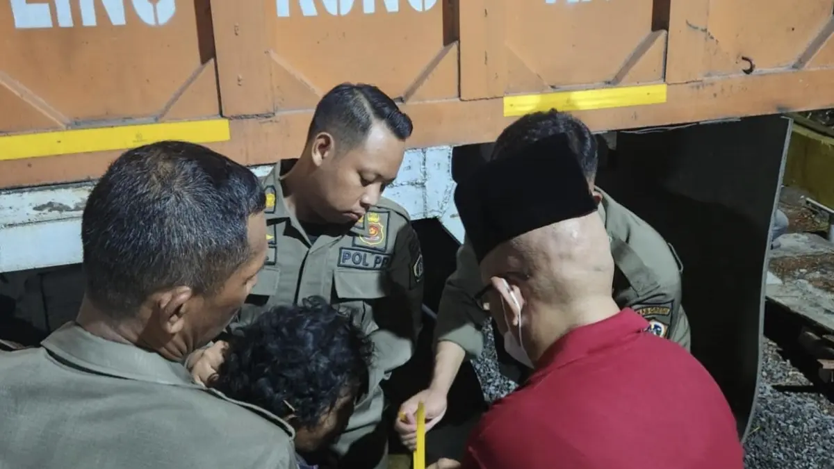 Pengamanan : Tim URC DInsos bersama Satpol PP mengevakuasi ODGJ di pom bensin, Ambeng-Ambeng, Duduksampeyan, Gresik. (Fajar/Radar Gresik) 