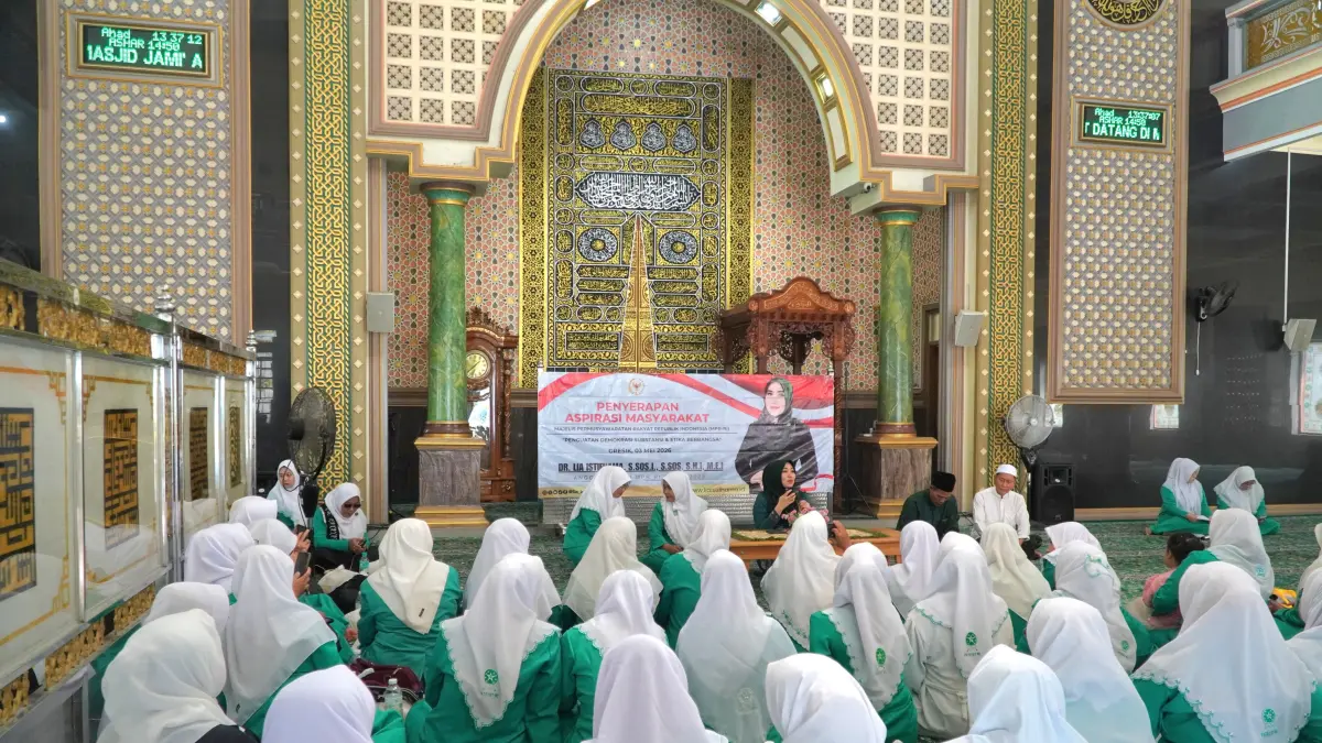 Senator DPD RI Lia Istifhama saat memberikan arahan dalam kegiatan Penyerapan Aspirasi Masyarakat bersama PAC Fatayat NU Kebomas, Gresik, Minggu (03/05/26)