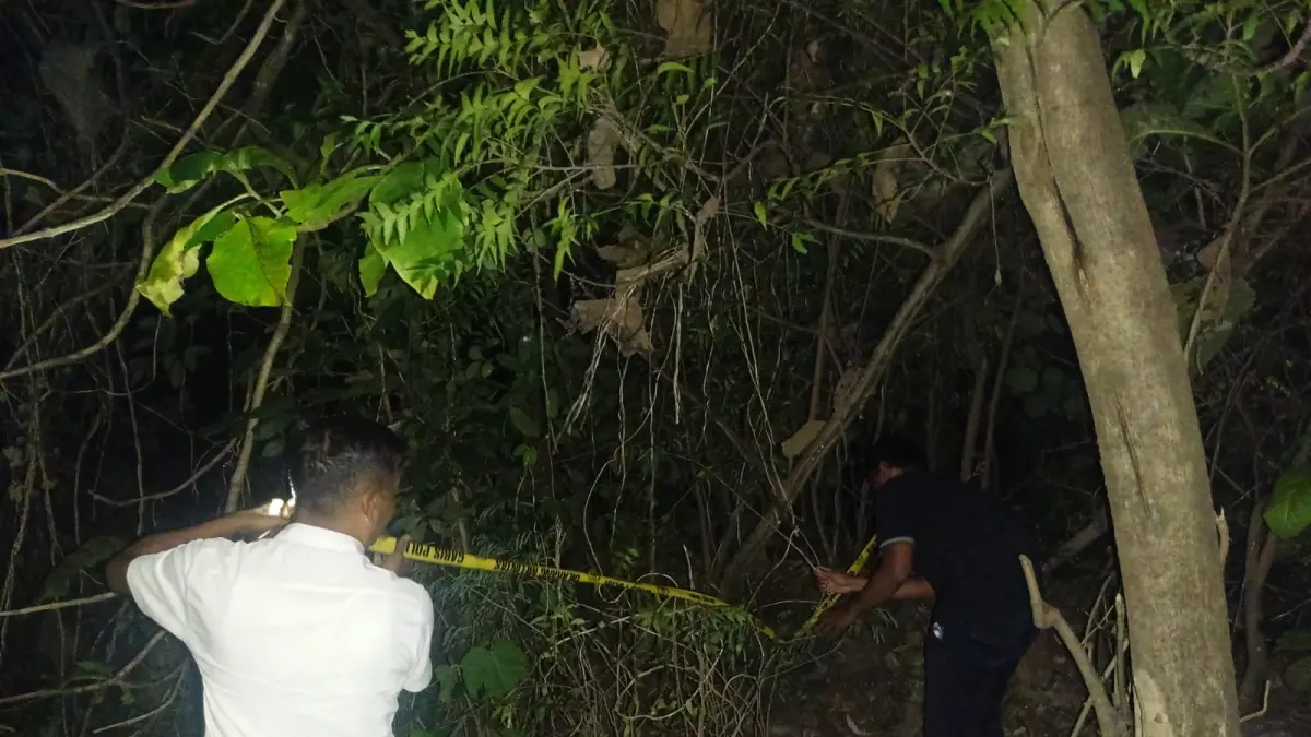 Anggota Polsek Kedamean saat melakukan olah TKP di pekarangan belakang salah satu sekolah swasta di Desa Mojowuku, Kecamatan Kedamean, Gresik. (Ist/Radar Gresik) 
