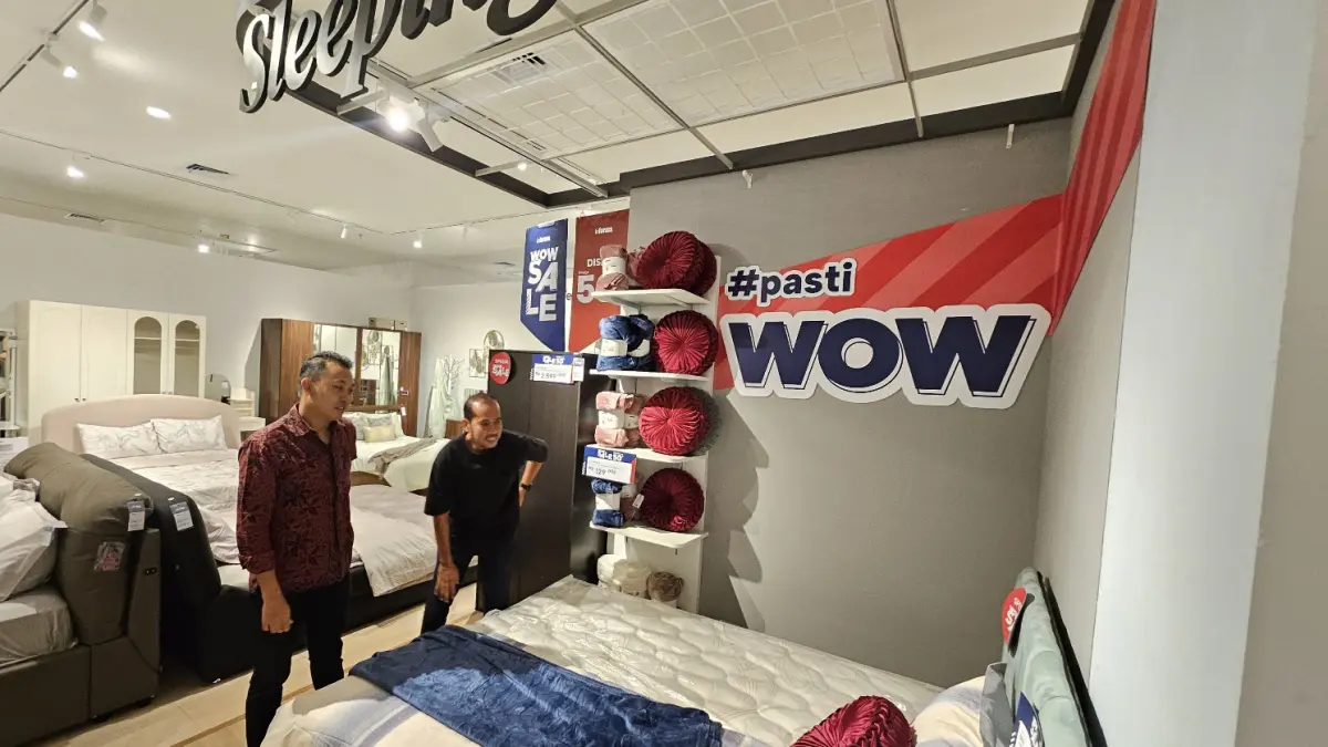 Area Manager INFORMA Jatim, Tri Cahyono (kiri) dan General Manager Icon Mall Gresik, Vino Andrianto berkeliling di area baru INFORMA Lower Ground Icon Mall Gresik