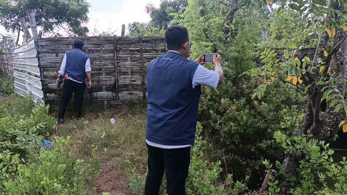 Cek Langsung : Tim Dinas Lingkungan Hidup (DLH) Gresik saat melakukan verifikasi lapangan untuk meninjau titik pembuangan limbah tambak di Desa Banyuurip, Kecamatan Ujungpangkah.