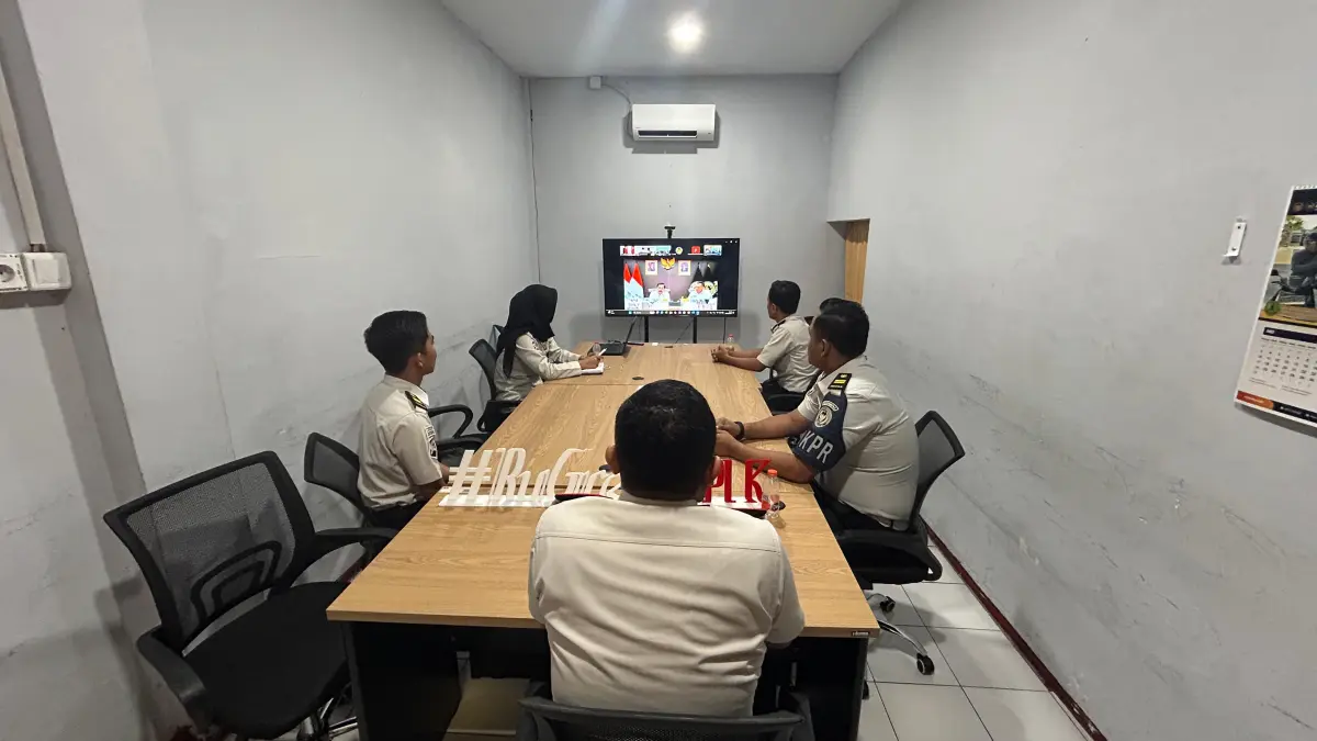 Fokus : Kepala Rutan Kelas IIB Gresik Eko Widiatmoko beserta jajaranya saat mengikuti rapat nalisis dan Evaluasi Capaian Kinerja Triwulan I Tahun 2026 yang dilaksanakan secara virtual. (Yudhi/Radar Gresik) 