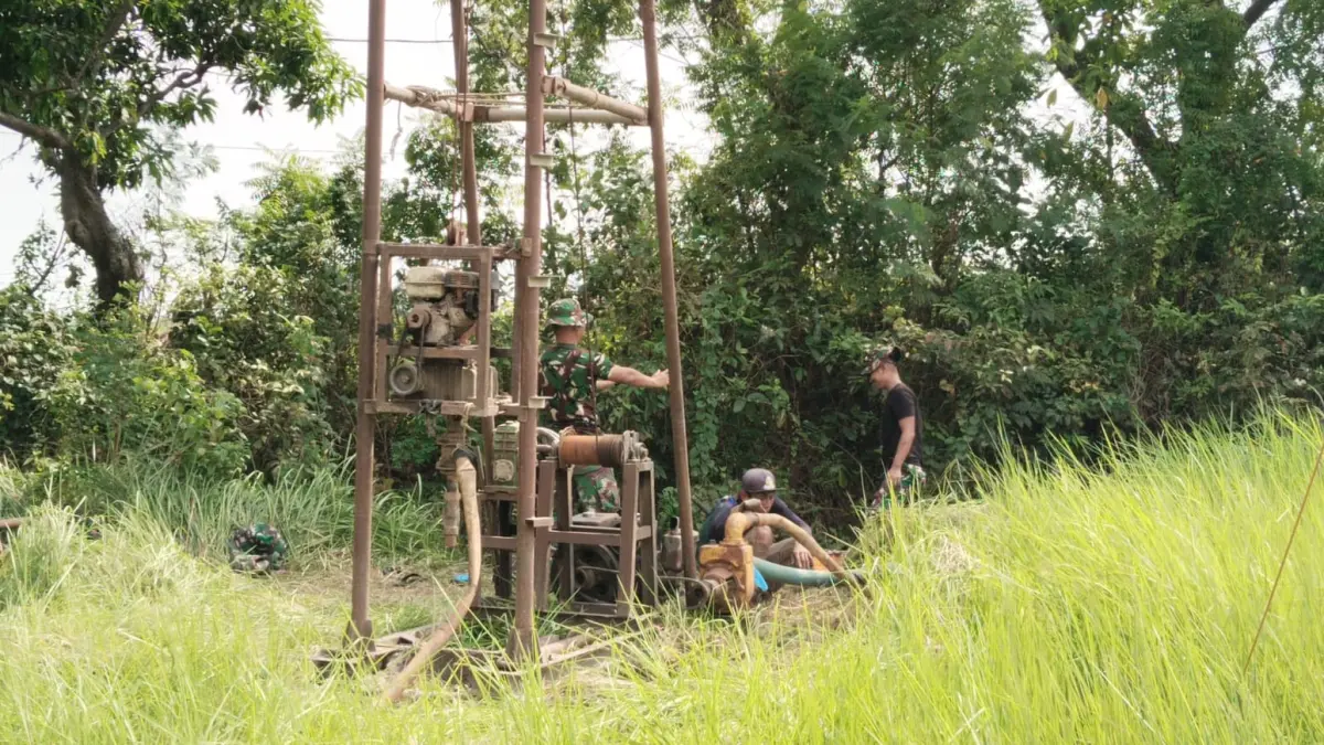 Gotong Royong : Satgas TMMD saat mempercepat jalan usaha tani dan pembangunan sumur bor. (Fajar/Radar Gresik) 

