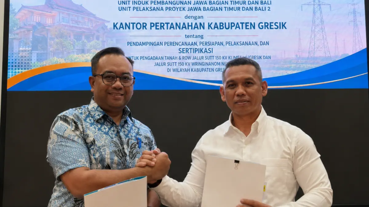 Kepala Kantor Pertanahan Kabupaten Gresik Rarif Setiawan (kanan) bersama Manager PT PLN (Persero) UPP JBTB 2 Deddy Kurniawan.