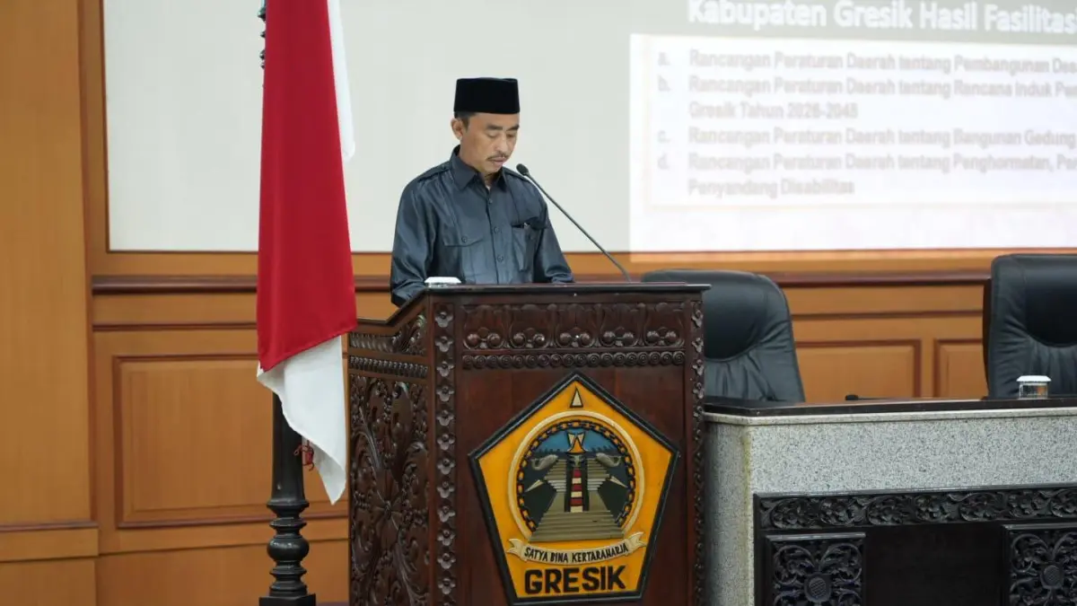 Peraturan: Ketua Bapemperda DPRD Gresik, Khoirul Huda saat membacakan laporan penetapan Ranperda dalam rapat Paripurna DPRD Gresik.