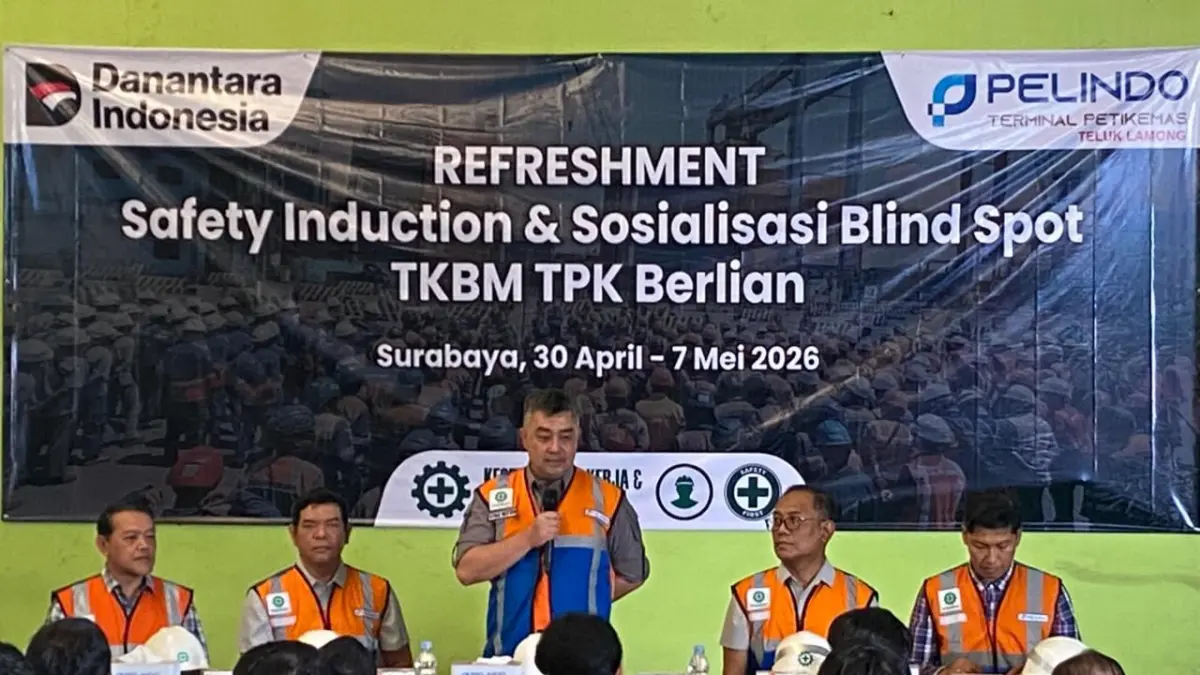 Dari Paling Kiri
(Daru Wicaksono Executive Director 3 Pelindo, David Pandapotan Sirait Direktur Utama PT Terminal Teluk Lamong, Achmad Muchtasyar- Direktur Utama PT Pelabuhan Indonesia Persero, M Adji Direktur Utama Subholding Pelindo Terminal Petikemas, Angga Pradiptya SVP Sistem Manajemen & HSSE SPTP)
