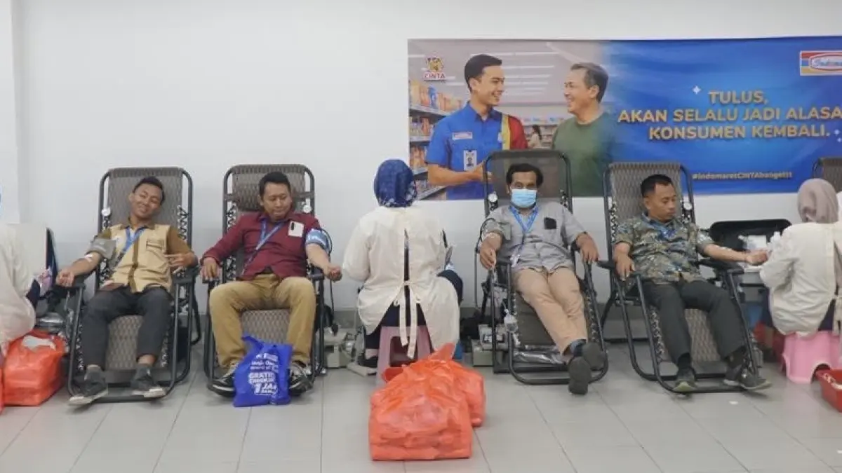 AKSI KEMANUSIAAN : Sebagai wujud kepedulian sesama, Indomaret Cabang Gresik berkolaborasi dengan PMI Gresik dan Klinik Mata Utama (KMU) menggelar aksi sosial pada hari Kamis (07/05). (IST/RADAR GRESIK)