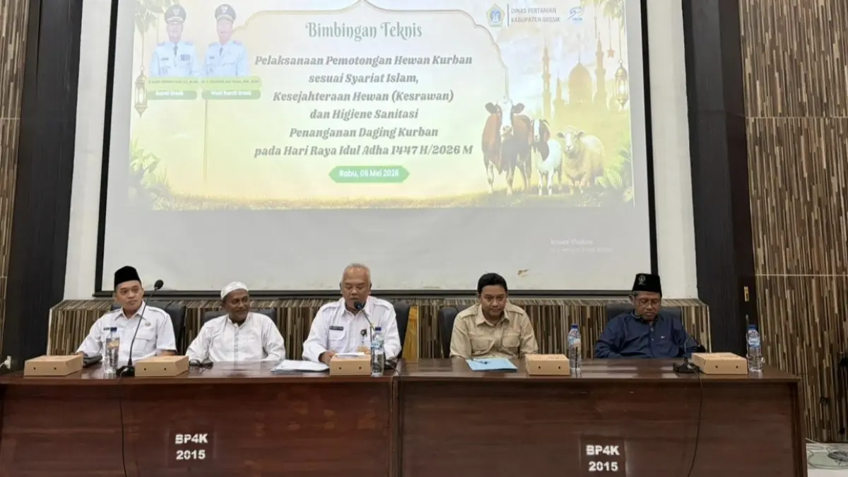 BIMTEK: Jajaran Dispertan Gresik saat memberikan edukasi teknis mengenai tata cara penyembelihan hewan kurban yang sesuai dengan kaidah syariat dan kesehatan masyarakat veteriner. (Fajar/Radar Gresik) 