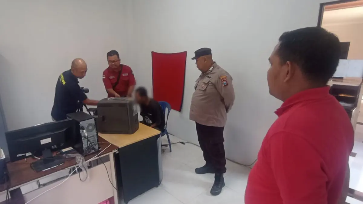 Dilimpahkan: Pihak Polsek Cerme saat menyerahkan pelaku yang diduga ODGJ ke Shelter Dinsos Gresik guna penanganan medis dan sosial lebih lanjut. (Yudhi/Radar Gresik) 