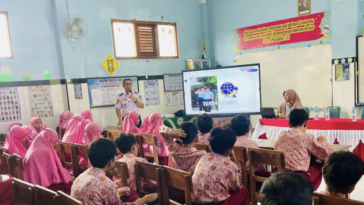 Edukasi: Kepala Dishub Kabupaten Gresik, Khusaini, saat memberikan penjelasan mengenai rambu-rambu keselamatan kepada para siswa dalam program Salud di Sidayu. (Fajar/Radar Gresik) 