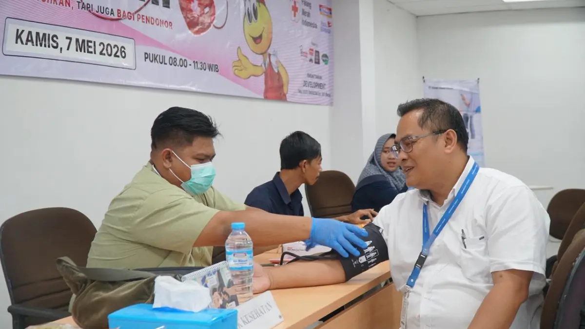KEPEDULIAN MANAJEMEN : Branch Manager Indomaret Cabang Gresik, Wiliandi Sitepu, memimpin langsung aksi sosial donor darah dan pemeriksaan mata gratis. (IST/RADAR GRESIK)