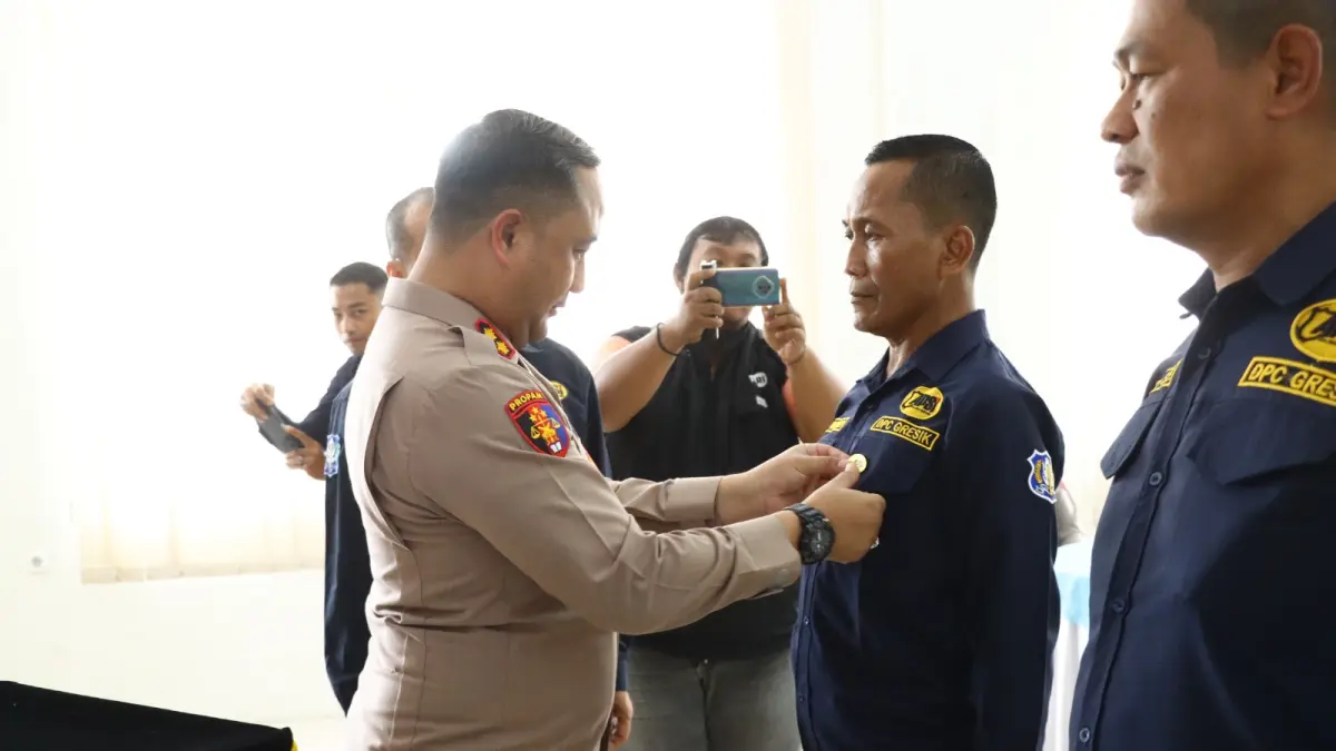Pelantikan: Kapolres Gresik AKBP Ramadhan Nasution saat memberikan arahan kepada pengurus DPC APSI Kabupaten Gresik yang baru dilantik di Aula Wicaksana Laghawa. (Ist/Radar Gresik) 