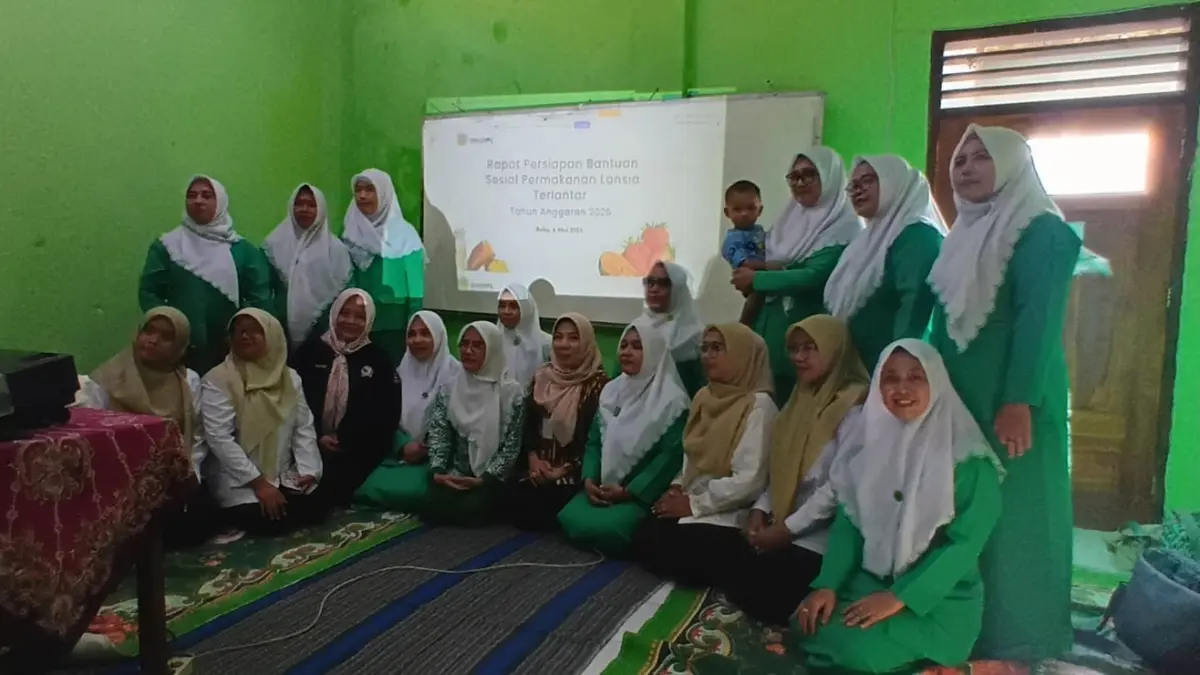 Rapat: Jajaran Dinsos Gresik bersama pengurus Fatayat NU saat menggelar rapat koordinasi persiapan penyaluran bansos permakanan bagi lansia di kantor PAC Fatayat NU Kebomas. (Fajar/Radar Gresik) 