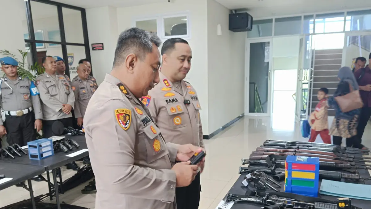 Cek Langsung: Ketua Tim Pemeriksa Polda Jatim, AKBP Toni Sarjaka, didampingi Kapolres Gresik AKBP Ramadhan Nasution saat melakukan inspeksi mendadak terhadap senjata api organik milik anggota. (Ist/Radar Gresik) 