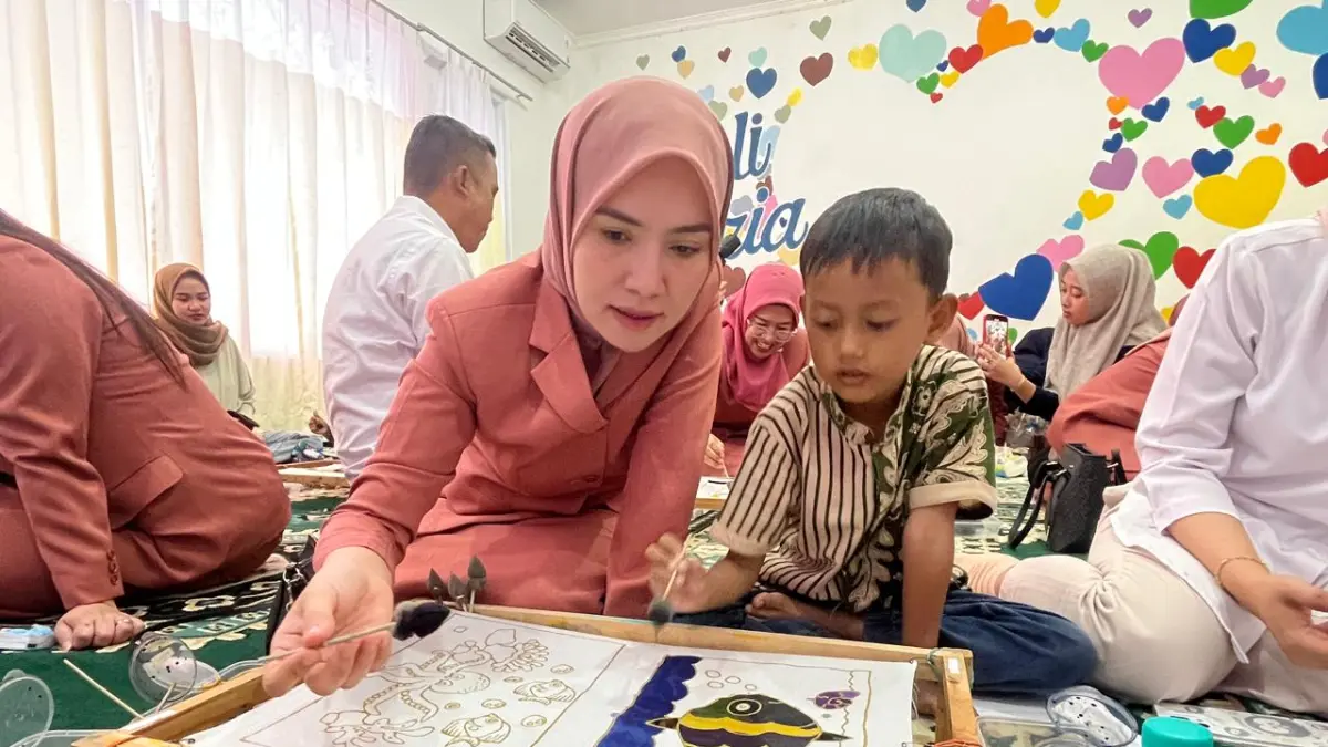 Ketua Ibu/Istri DPRD Gresik, Asyiqotul Ulya Syahrul Munir mendampingi anak-anak hebat saat membatik