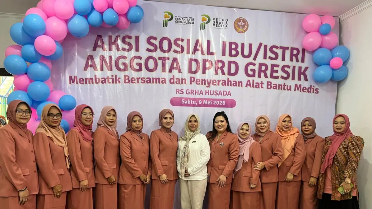 KOMPAK: Persatuan Ibu/Istri Anggota DPRD Gresik berfoto bersama dengan Direktur RS Grha Husada, dr. Naniek Tri Julaicha di sela-sela kegiatan aksi sosial di RD Grha Husada, Sabtu (9/5/2026)