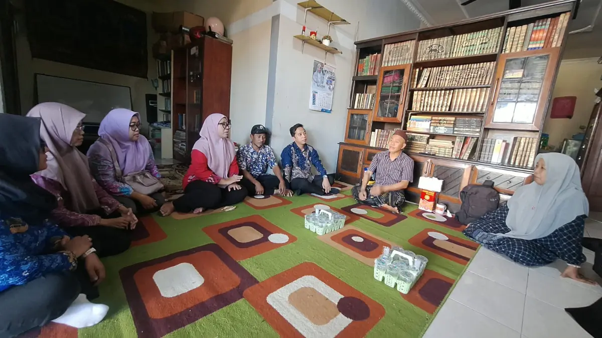 Pendampingan: Tim Dinas KBPPPA Gresik saat melakukan dialog dan asesmen psikologis terhadap anak-anak di lingkungan Ponpes Al-Amin guna memastikan kondisi mental mereka tetap terjaga. (Ist/Radar Gresik) 